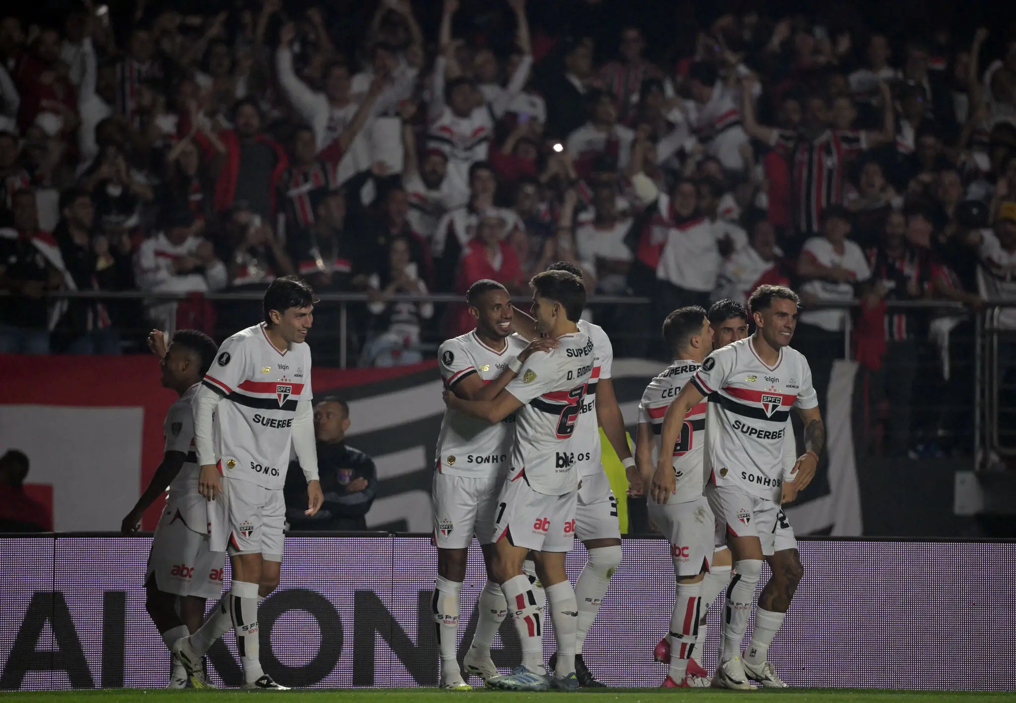 Foto de jogadores comemorando gol do São Paulo, que joga fora de casa contra a LDU na ida das quartas da Libertadores