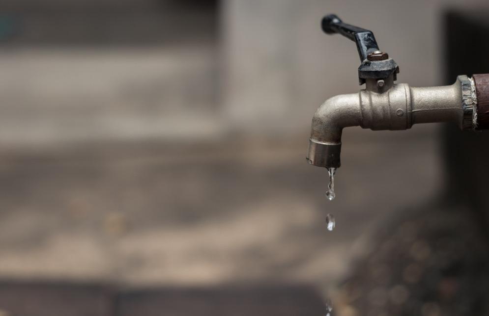 Torneira com água pingando