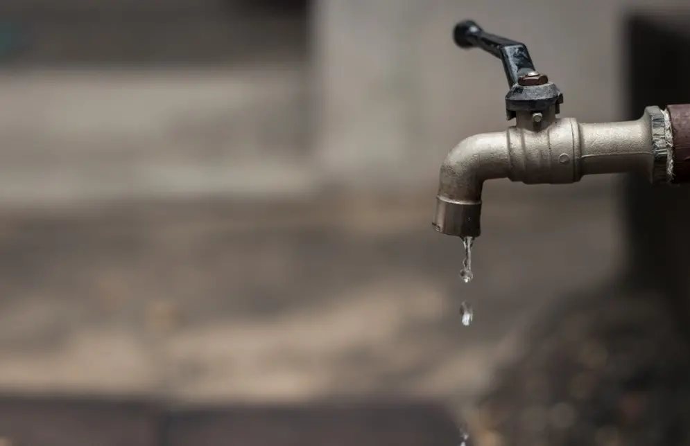 Torneira com água pingando
