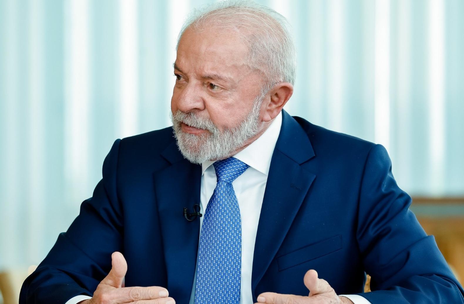 Presidente Lula discursa durante reunião.