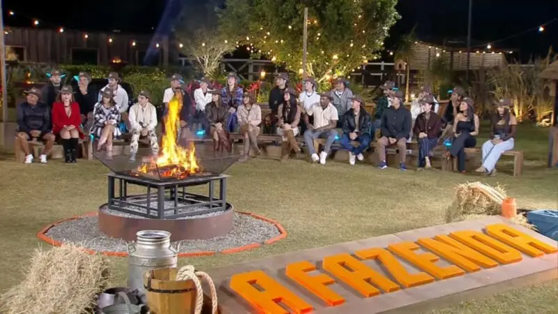 Área externa da Fazenda com os peões em uma atividade ao vivo no reality
