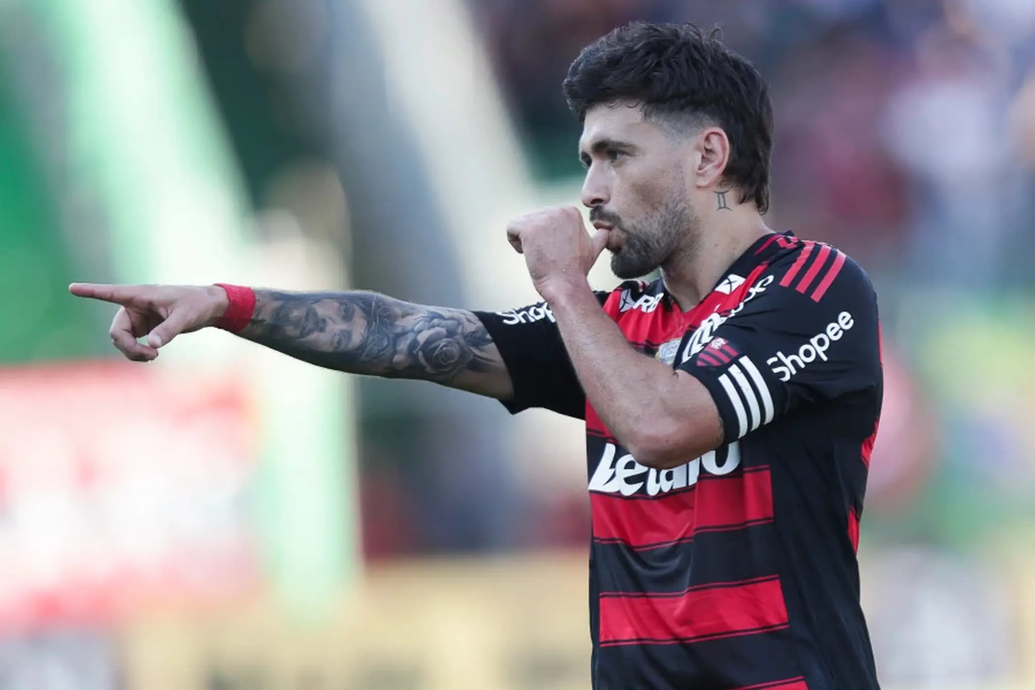 Foto de Arrascaeta, jogador de futebol, comemorando gol do Flamengo na Série A