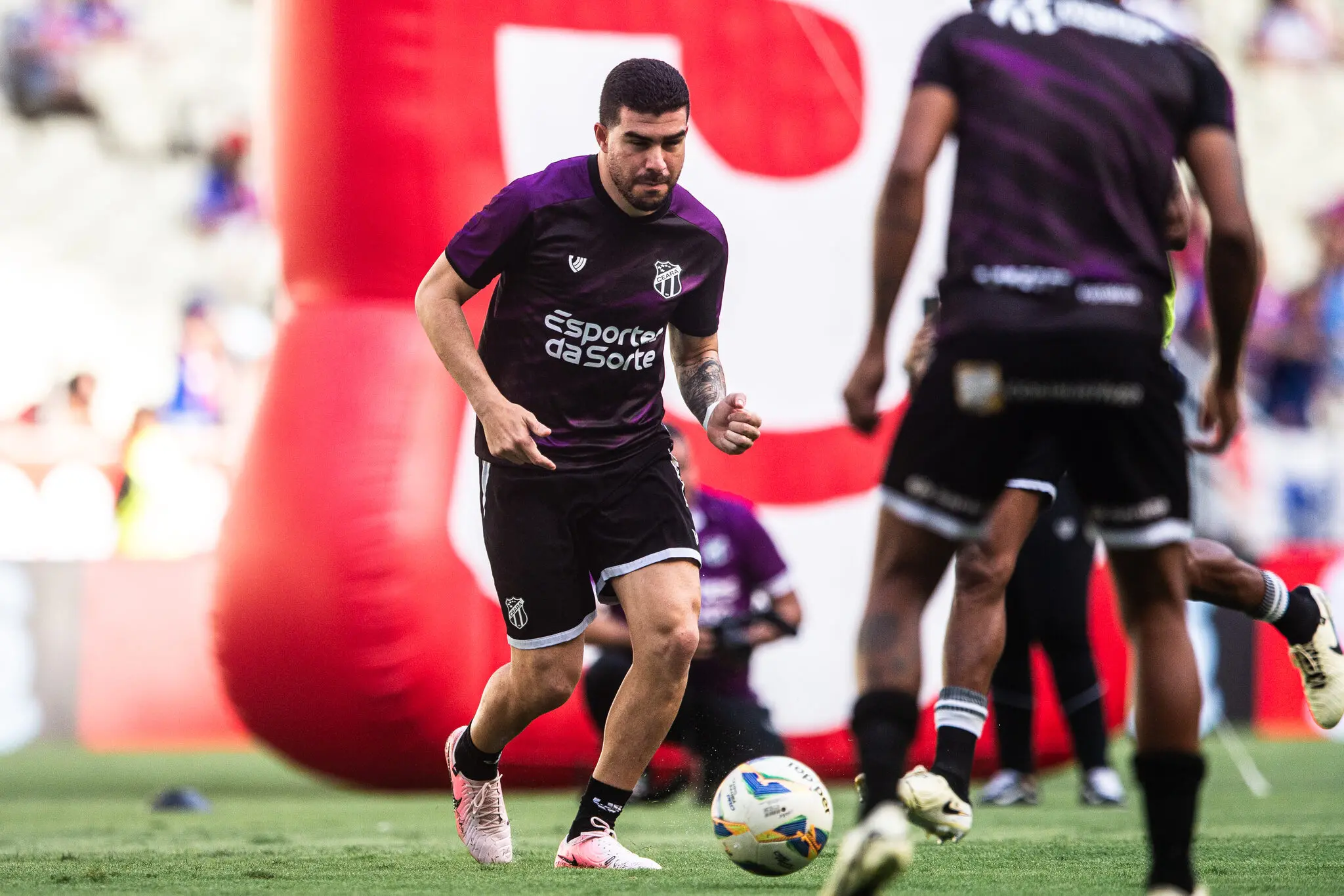 Foto de Richardson, jogador do Ceará, durante aquecimento no Castelão