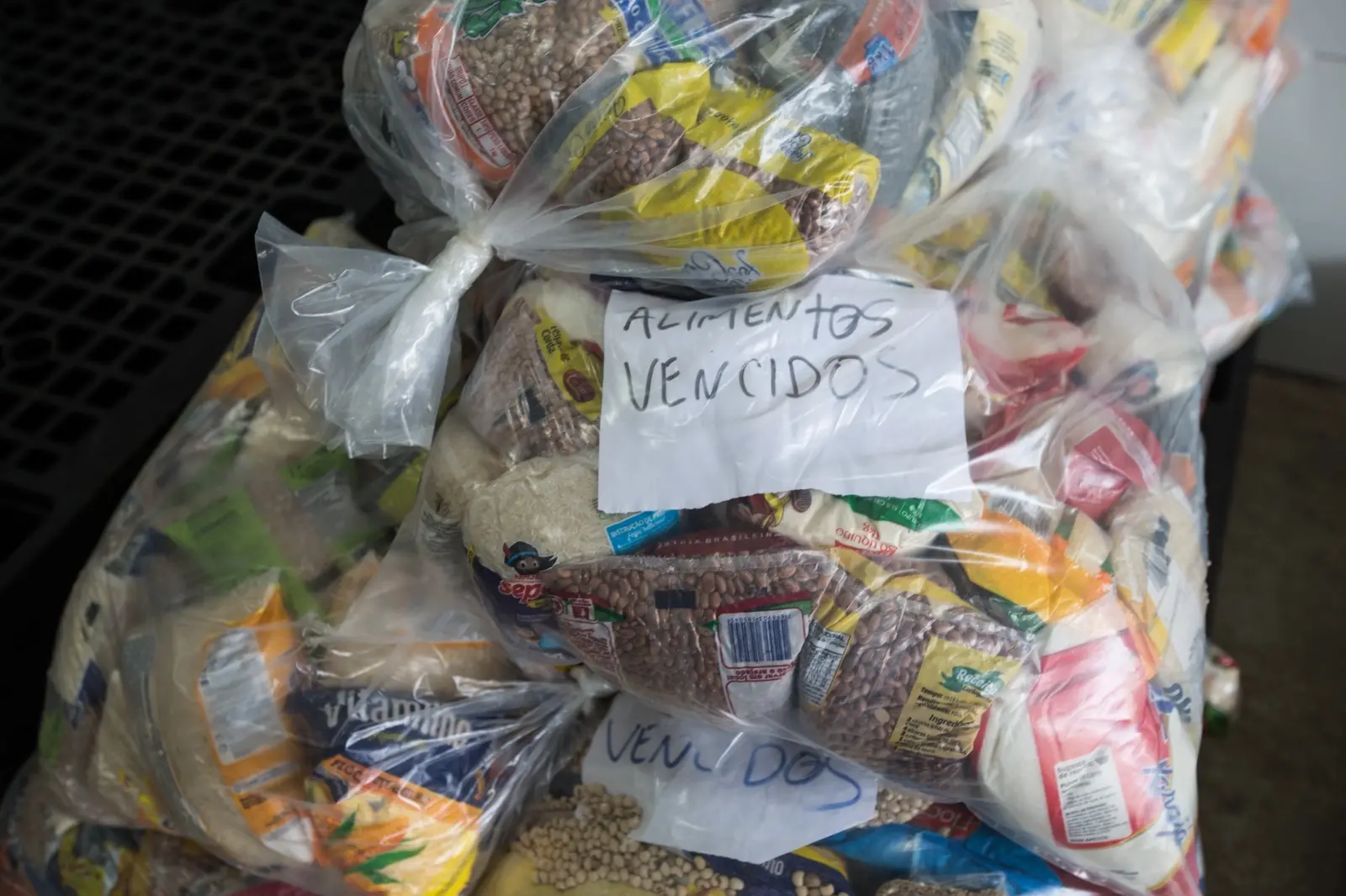 Imagem mostra pacotes de alimentos com rótulo de fora da validade