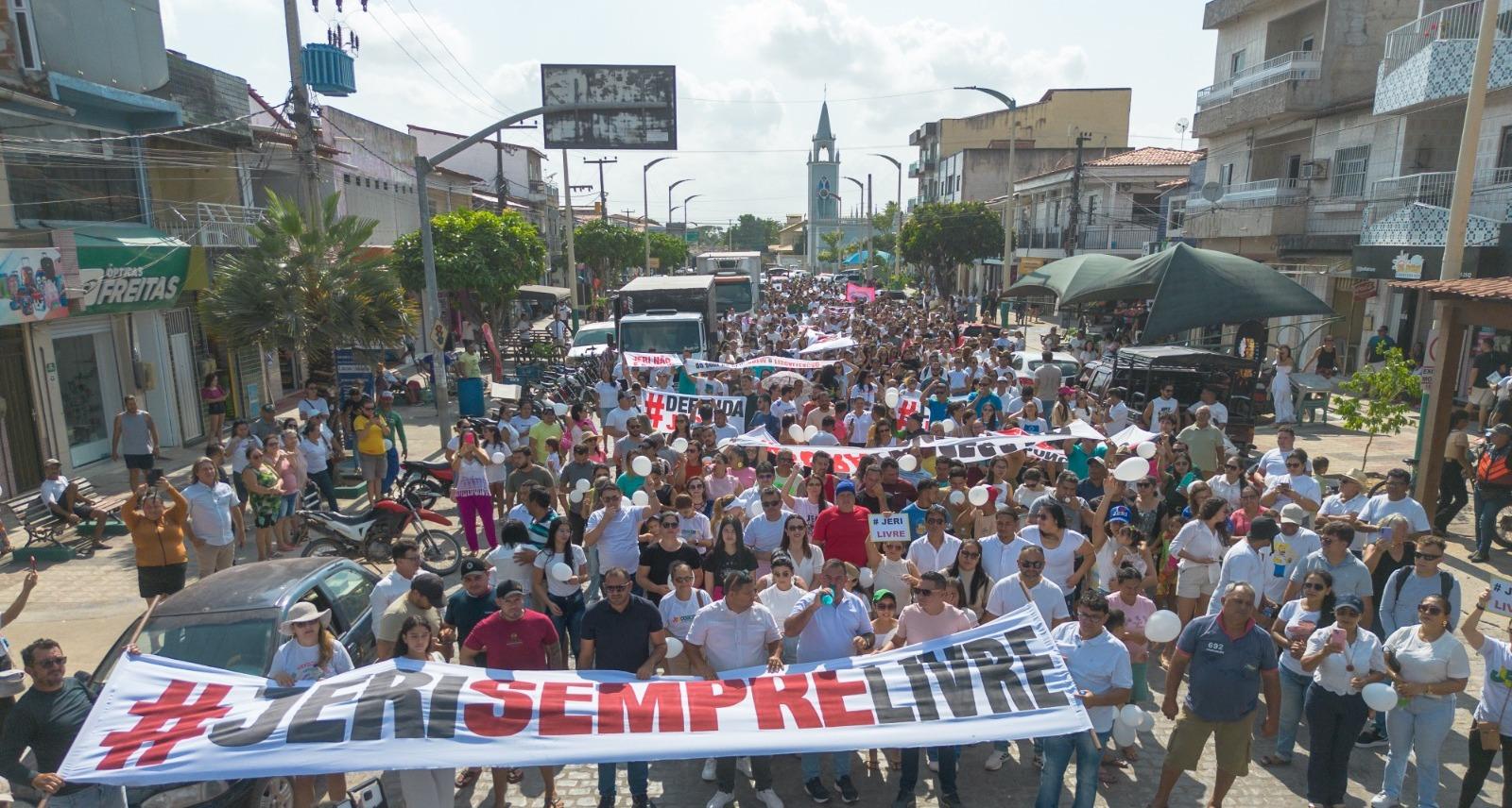 Manifestantes em Jijoca de Jericoacoara com faixas contra cobrança de ingresso ao Parque Nacional.