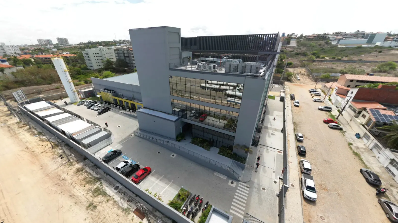 Foto que contém imagem aérea do Big Lobster Data Center, na Praia do Futuro, em Fortaleza.