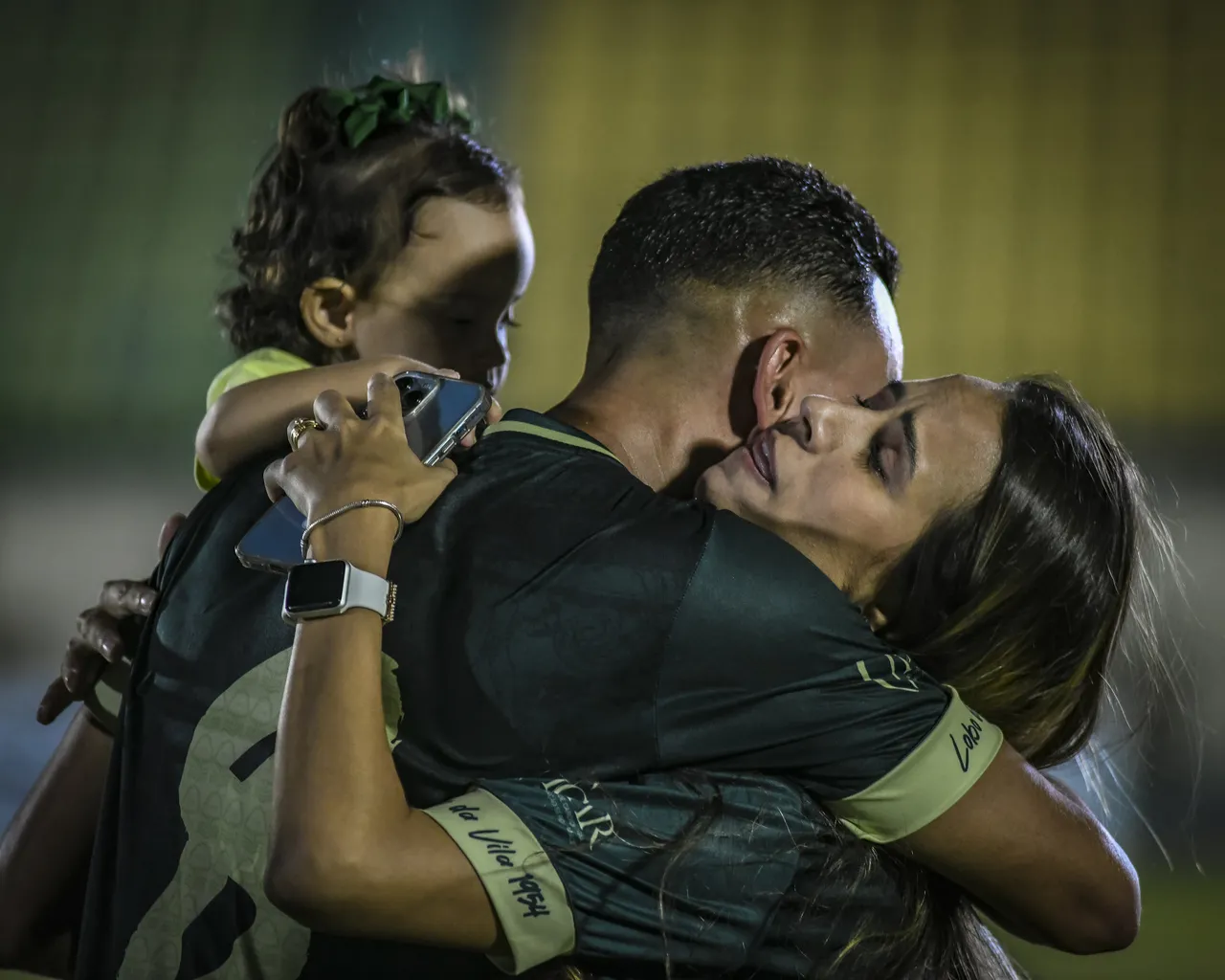 Emoção dos jogadores com suas famílias após classificação para o quadrangular de acesso da Série C