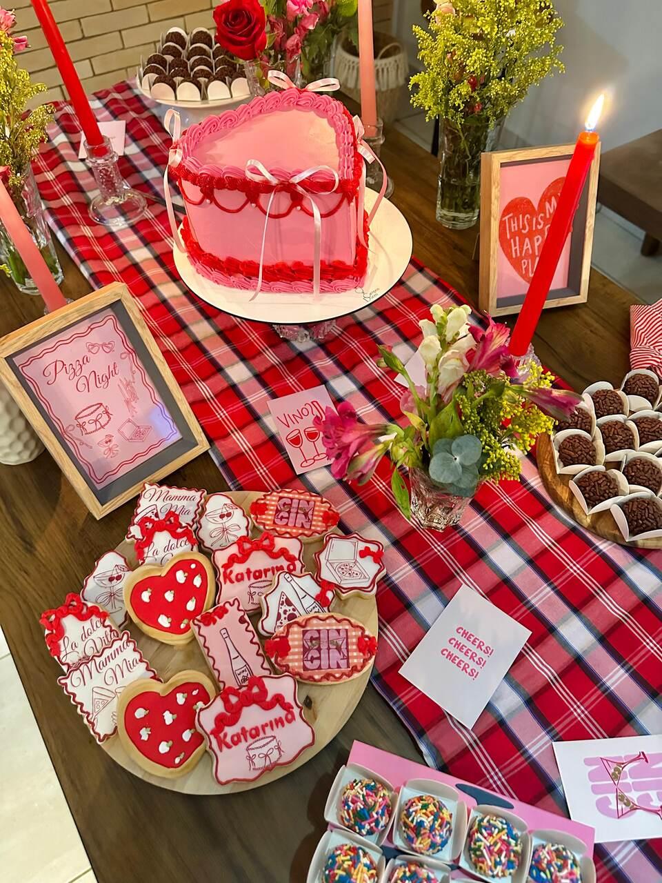 Para inspirar: mesa com decorações românticas