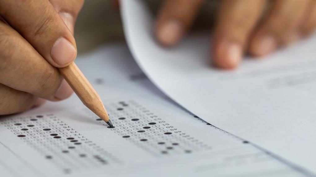 Gabarito sendo preenchido.