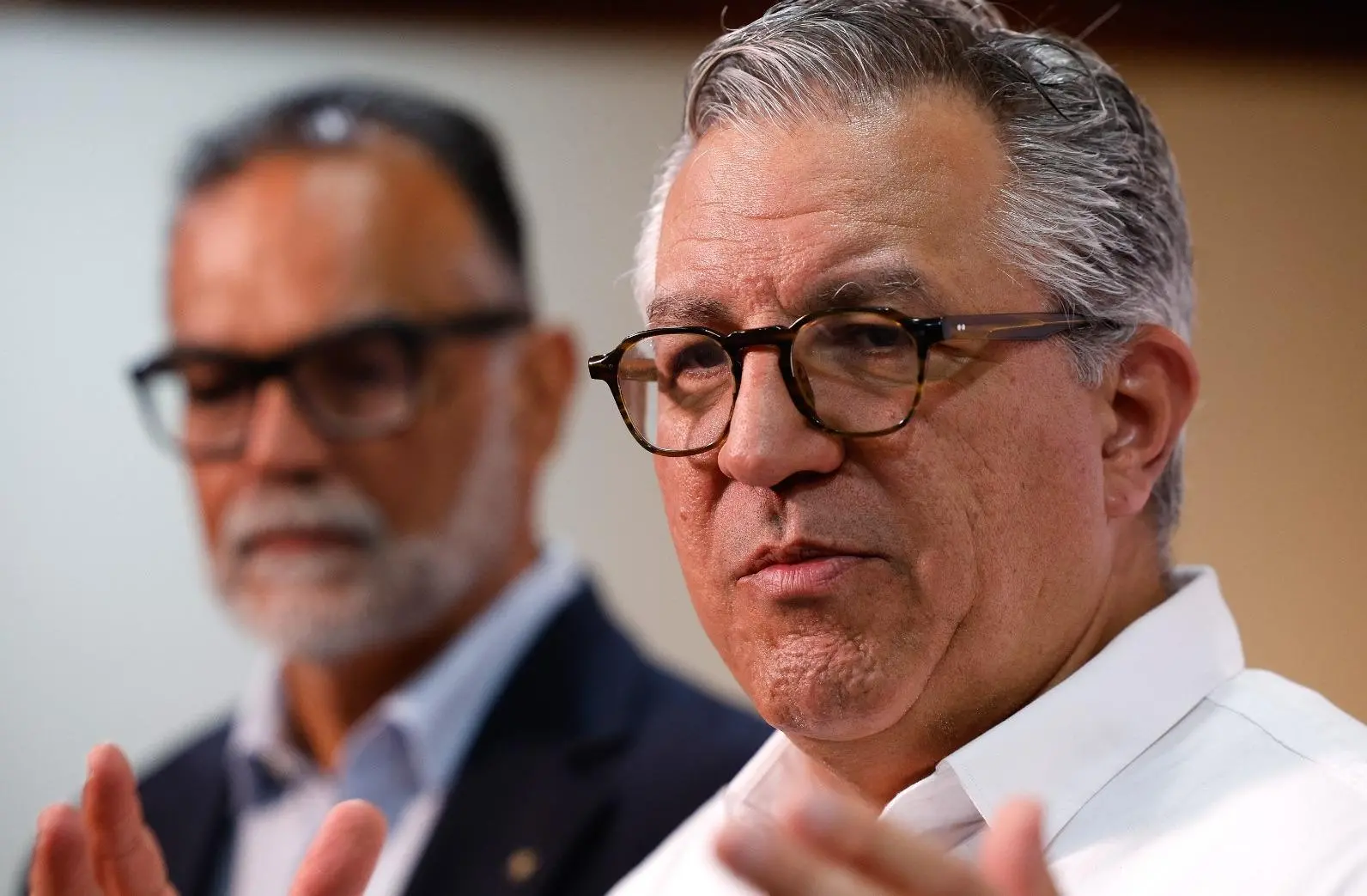 O ministro Alexandre Padilha concede entrevista coletiva. Ele é um homem branco, de óculos quadrados de armação preta, e com cabelos grisalhos bem cortados. Imagem usada para matéria sobre decisão de não ir à Nova York devido às restrições do governo Trump