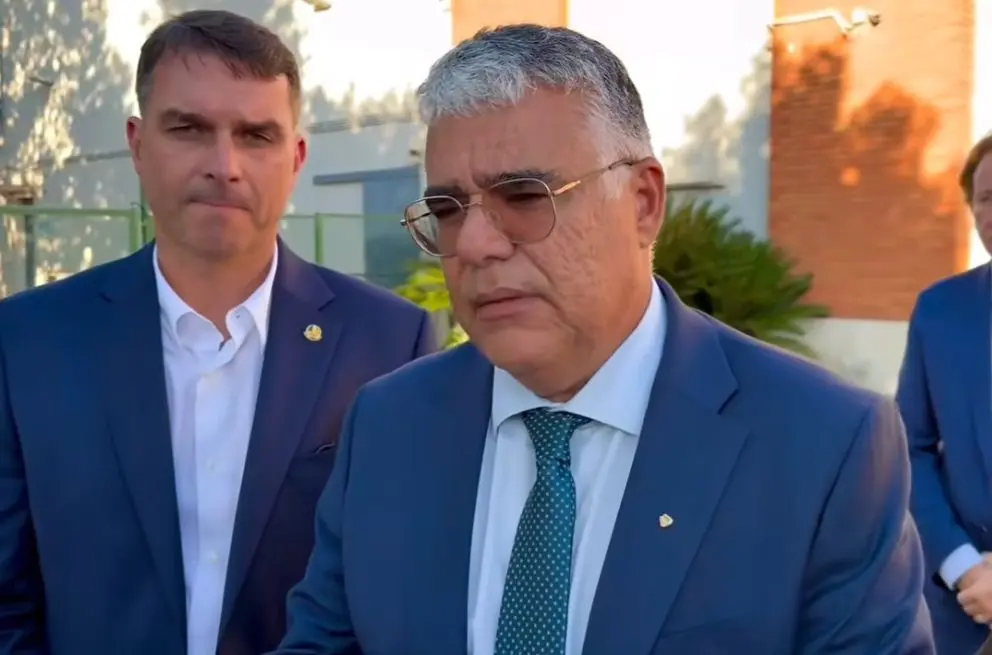 Senadores Eduardo Girão e Flávio Bolsonaro durante coletiva de imprensa.