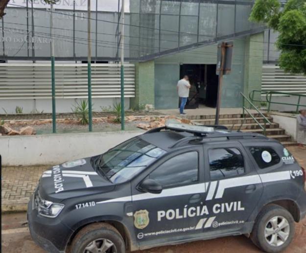 Viatura da Polícia Civil em frente à Delegacia de Juazeiro do Norte. Imagem usada para matéria sobre assassinato de mulher, criança e adolescente em tentativa de chacina em Juazeiro do Norte.