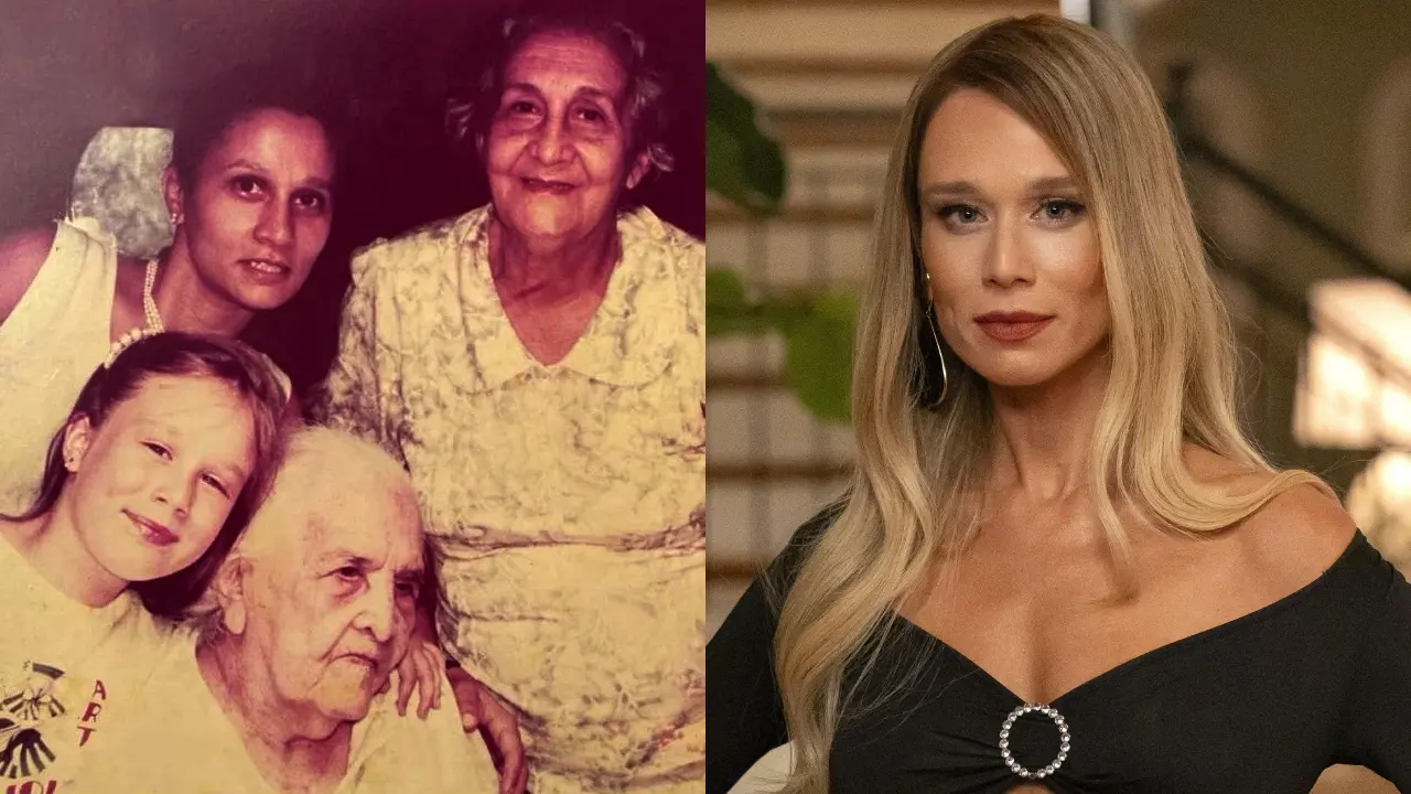 Montagem com duas fotos. À esquerda, Mariana Ximenes ainda criança aparece ao lado da mãe, da avó e da bisavó, todas reunidas em um retrato familiar. À direita, a atriz surge já adulta, com vestido preto elegante, cabelo loiro solto e maquiagem marcada.