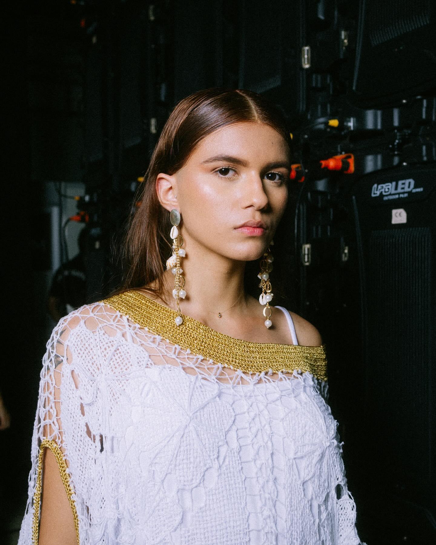 Gabrielly Moreira, jovem estudante e modelo de 16 anos que foi encontrada morta em Pedra Branca, no interior do Ceará, posa para retrato após desfile