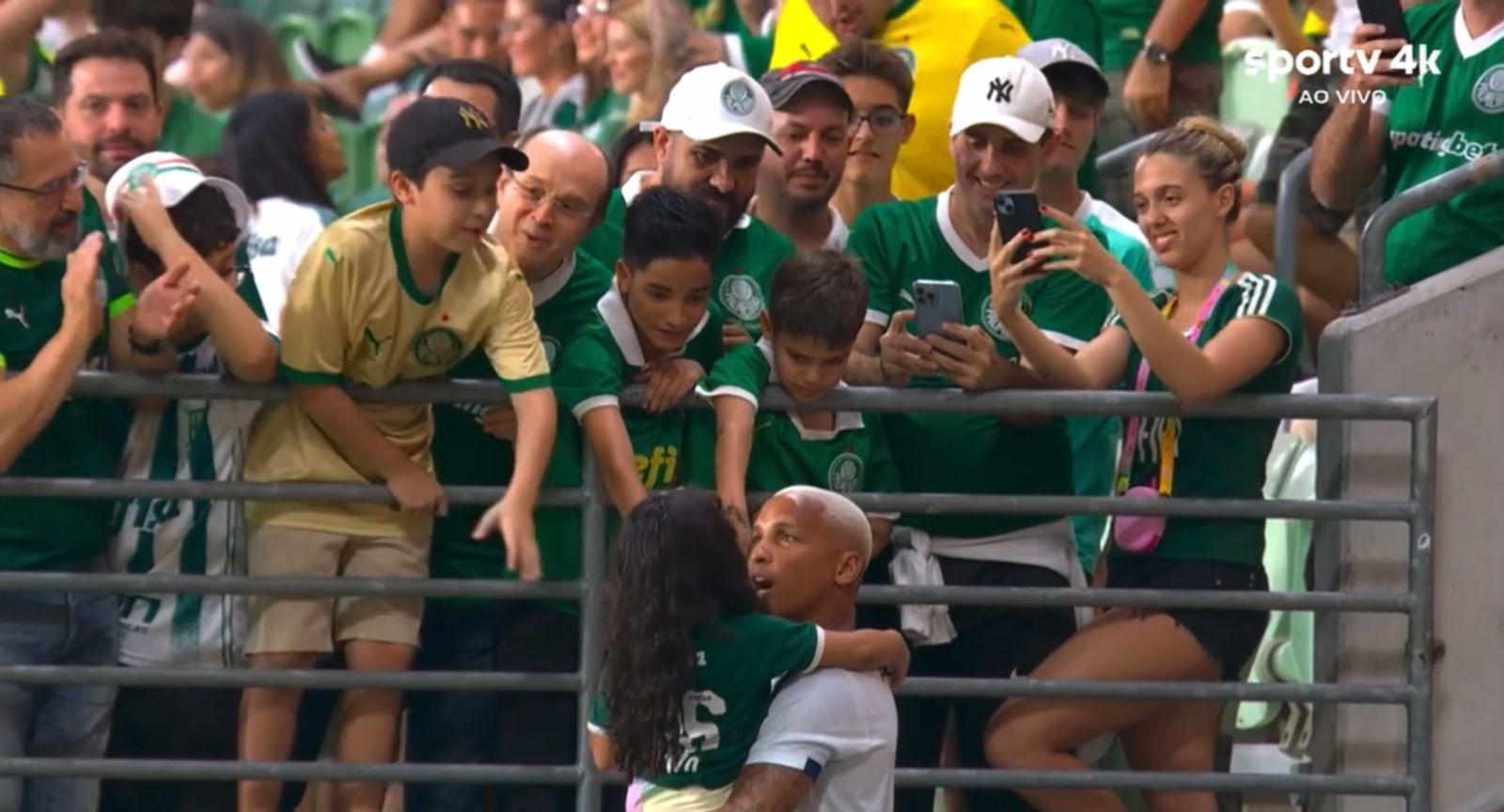 Foto de Deyverson sendo tietado pela torcida do Palmeiras