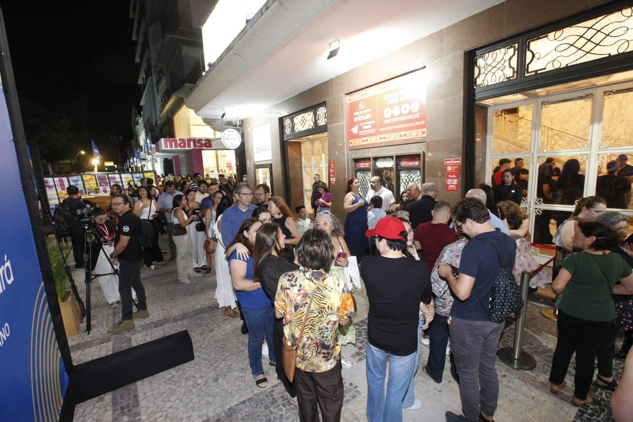 Público aguarda início do evento em frente ao Cineteatro São Luiz