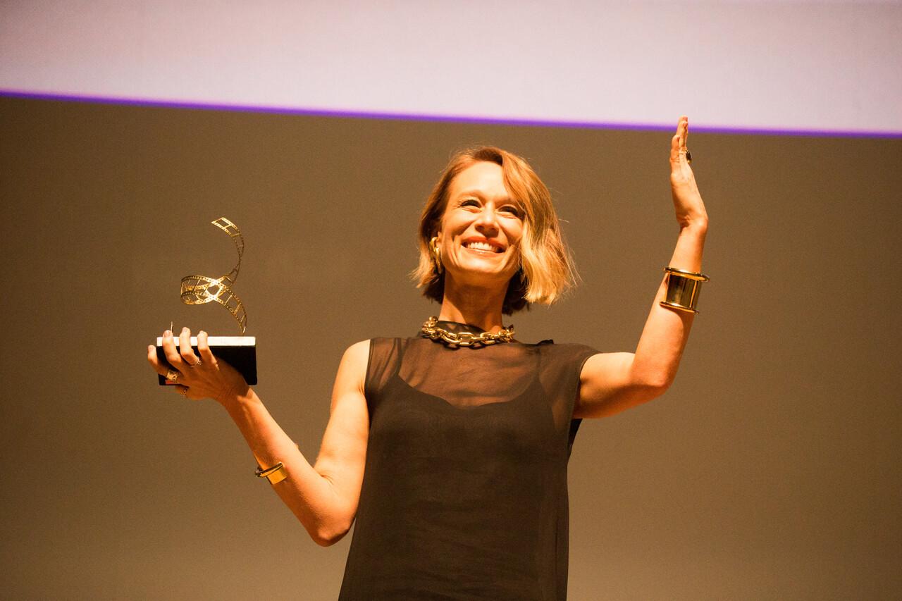 Atriz recebeu o prêmio neste sábado (20)