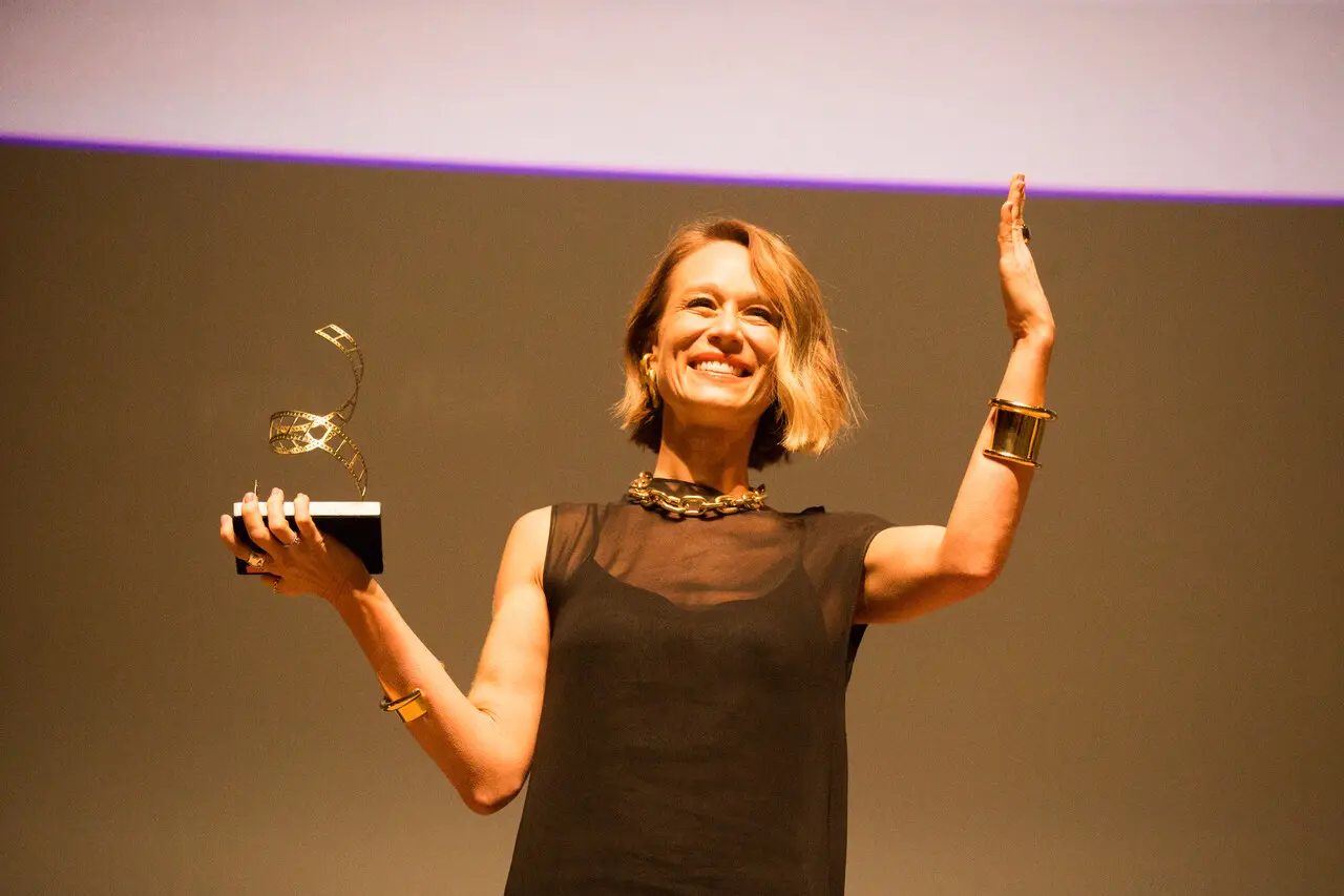 Atriz recebeu o prêmio neste sábado (20)