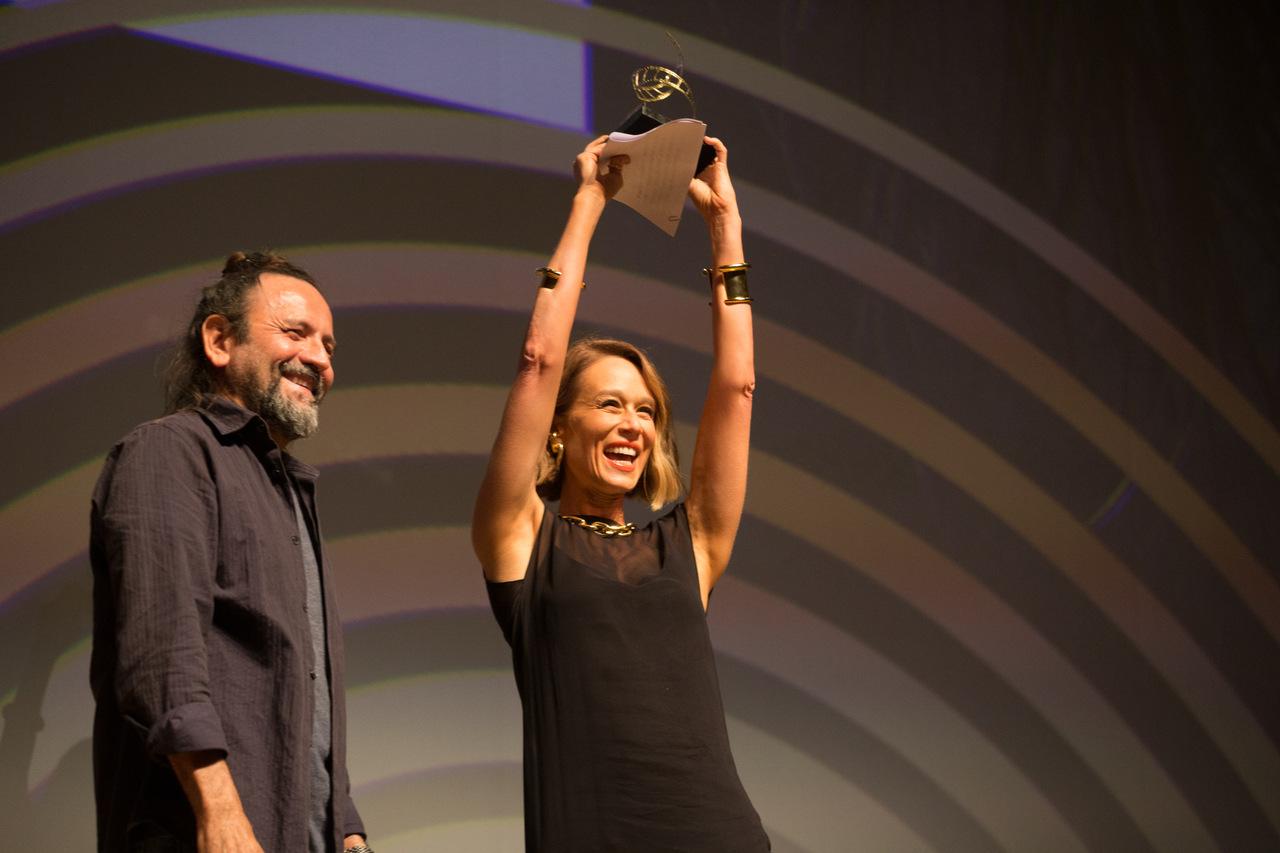 Mariana Ximenes recebeu prêmio das mãos do cineasta Halder Gomes