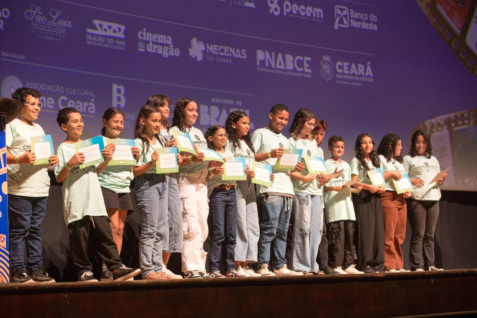 Crianças que participaram da criação de 'Cada um na sua tomada'