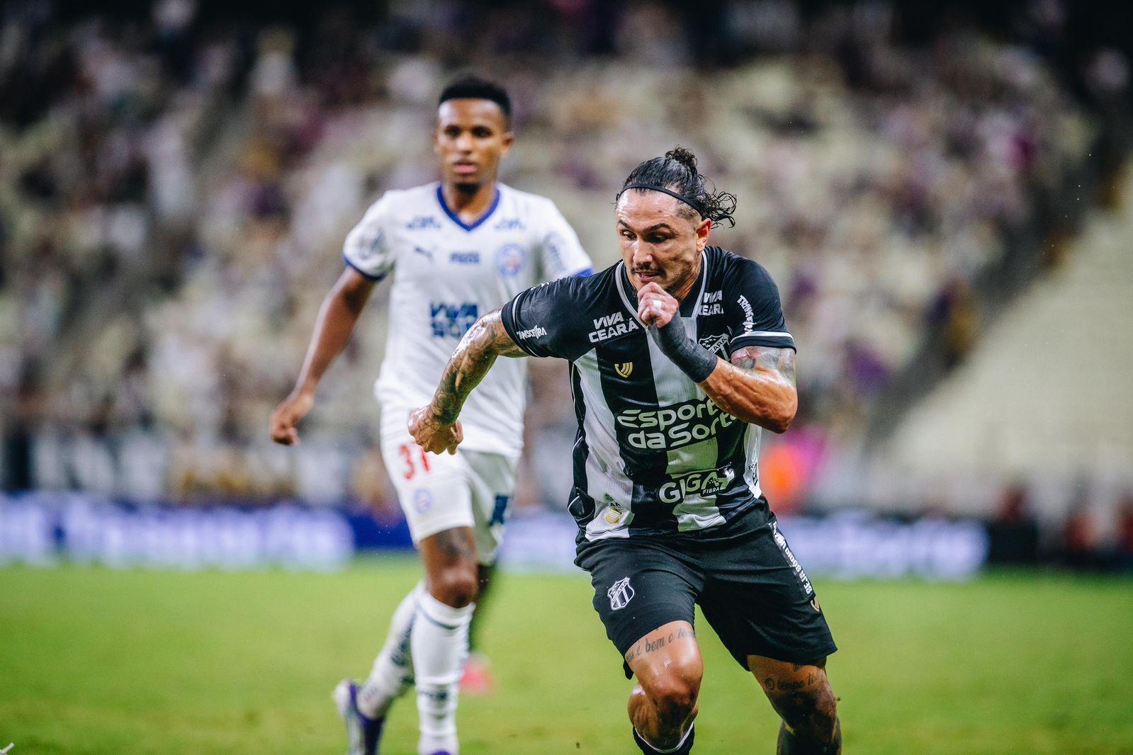 Vina em ação pelo Ceará contra o Bahia