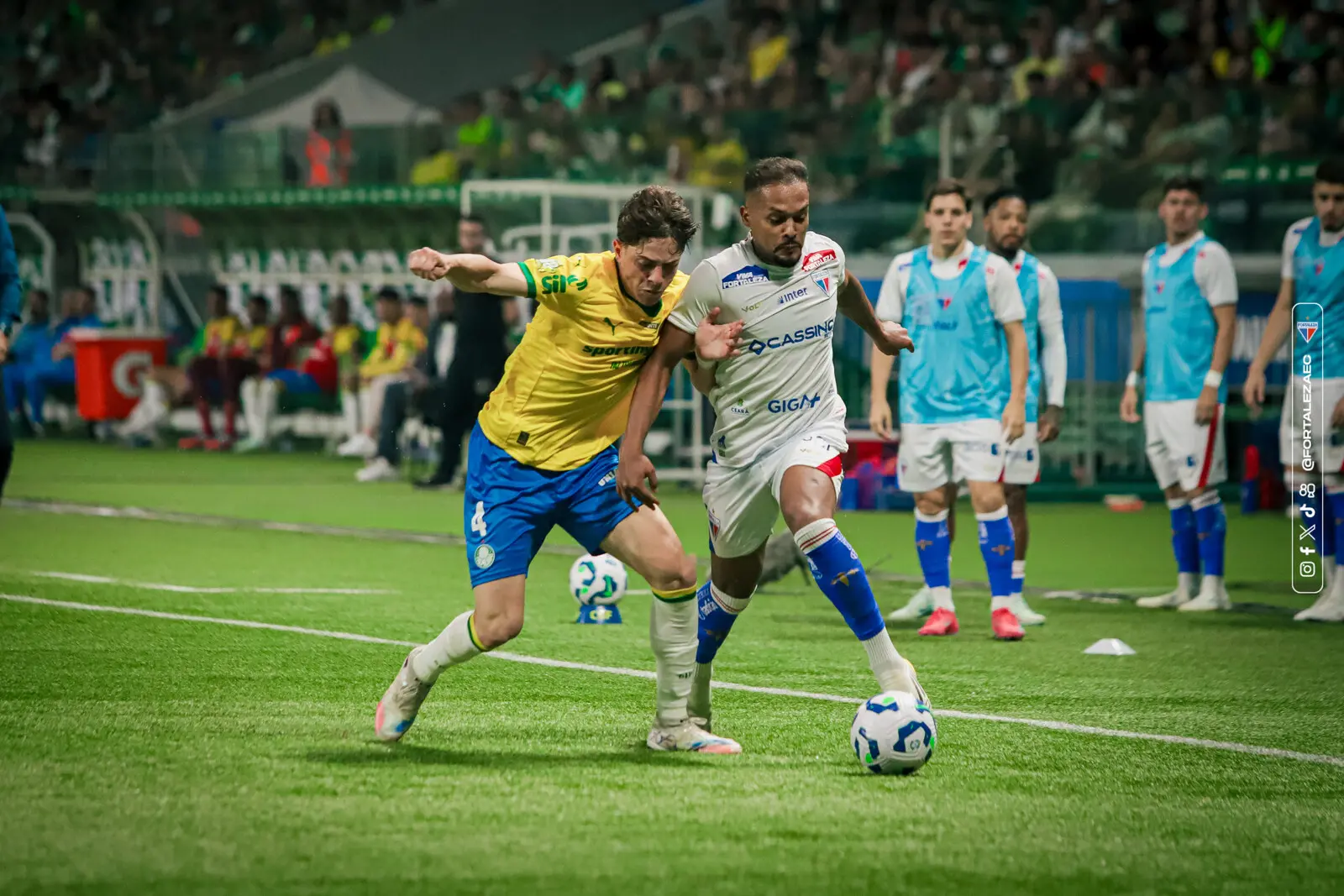 Atletas de Fortaleza e Palmeiras disputam bola