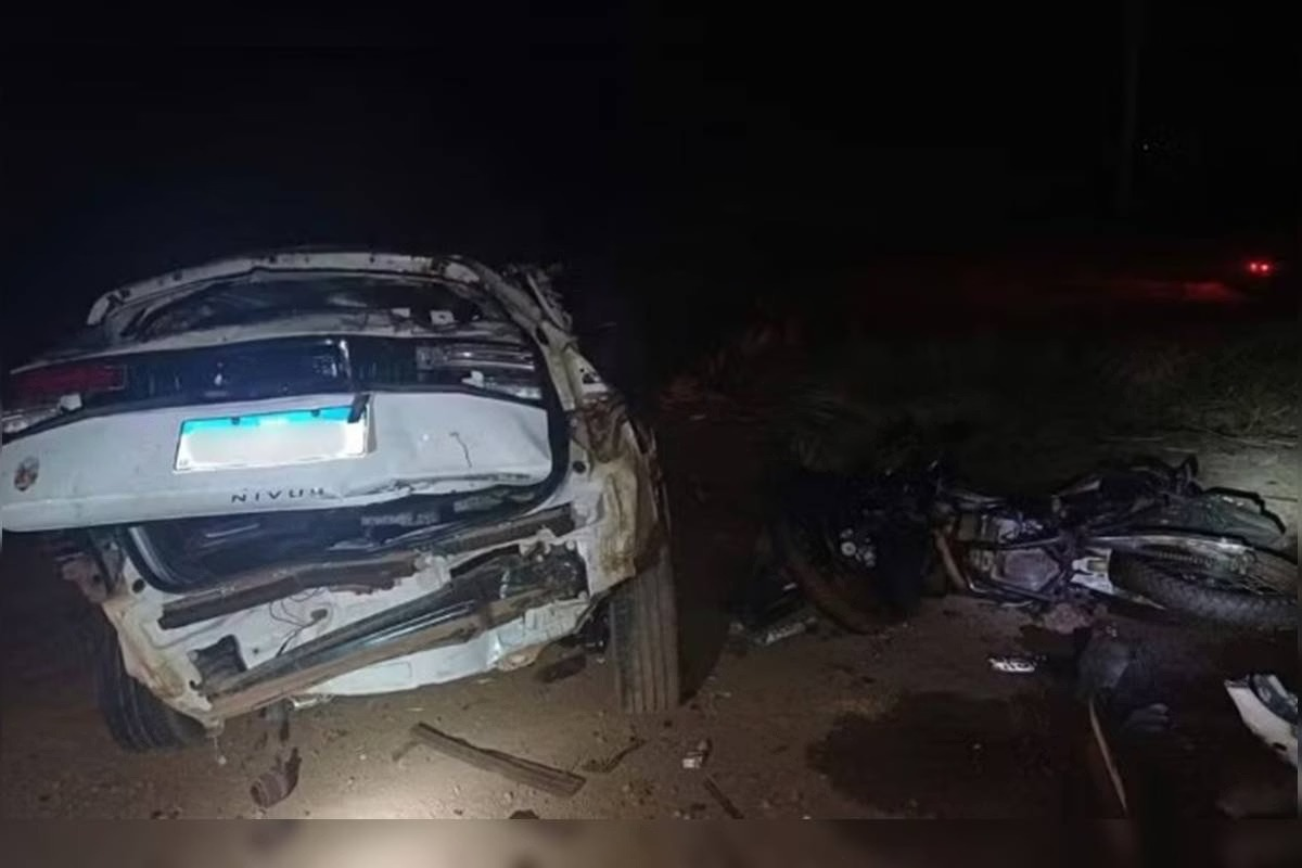 Foto que contém caminhonete danificada após acidente