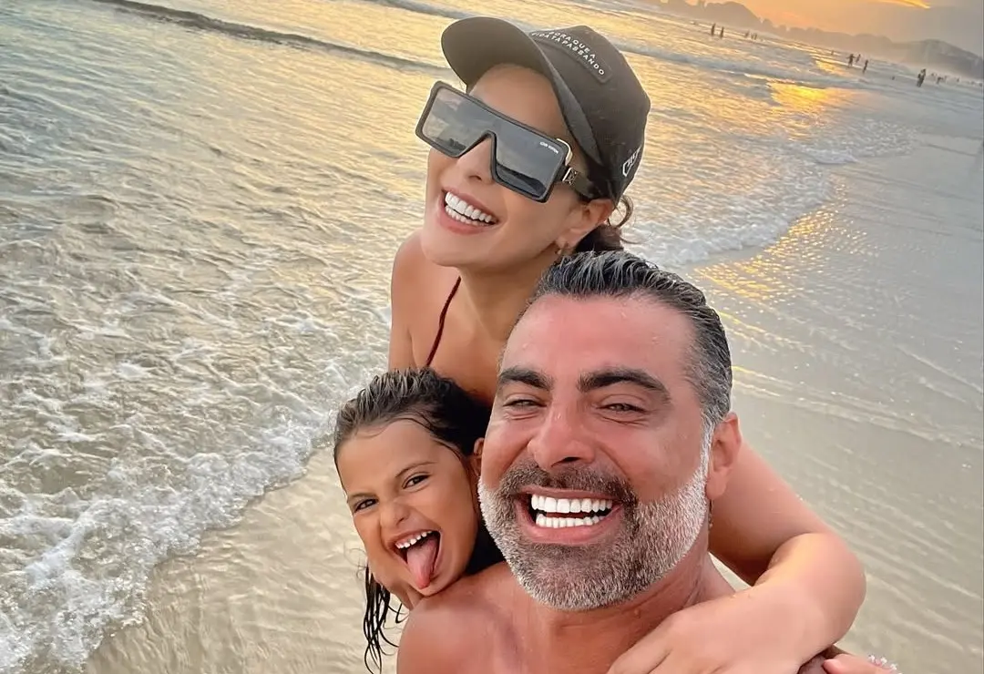 Li Marttins e JP Mantovani e filha posam para foto em praia
