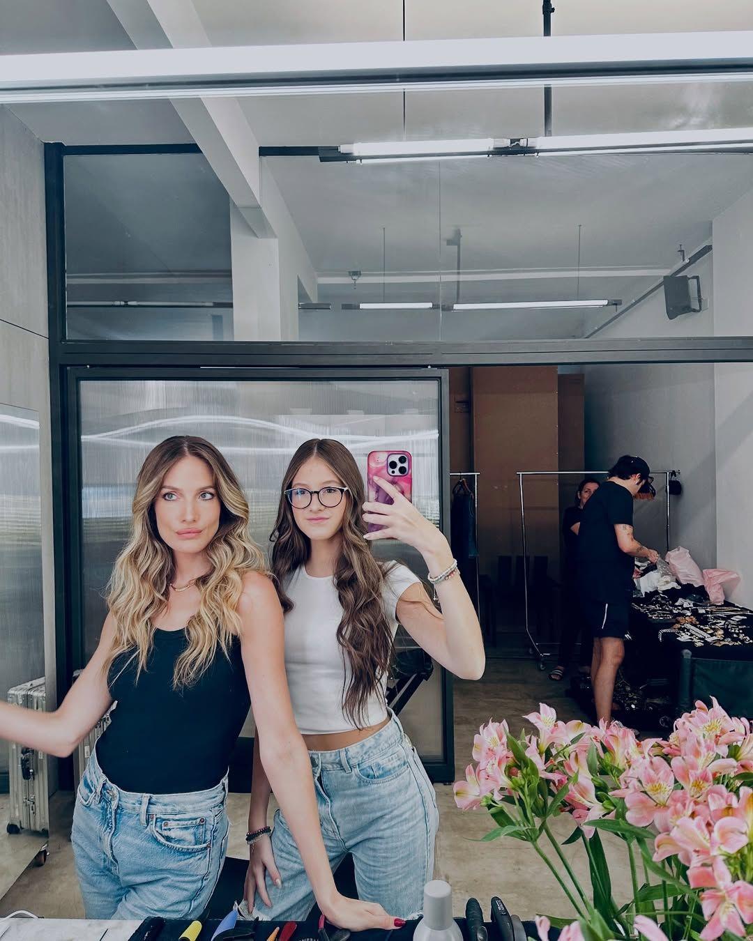 Anne-Marie, de 16 anos, em selfie no espelho ao lado da mãe, a modelo Schynaider Moura