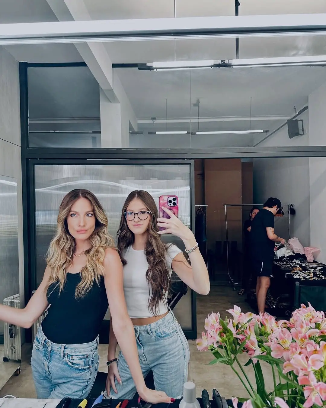 Anne-Marie, de 16 anos, em selfie no espelho ao lado da mãe, a modelo Schynaider Moura