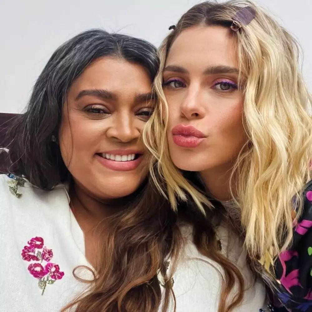 Carolina Dieckma ao lado de Preta Gil durante tratamento contra o câncer de intestino em Nova York