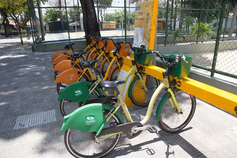 imagem mostra bicicletas enfileiradas