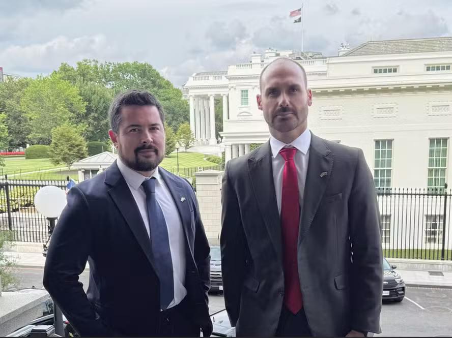 Imagem em que aparece Paulo Figueiredo (à esquerda) e Eduardo Bolsonaro (à direita) após reunião na Casa Branca