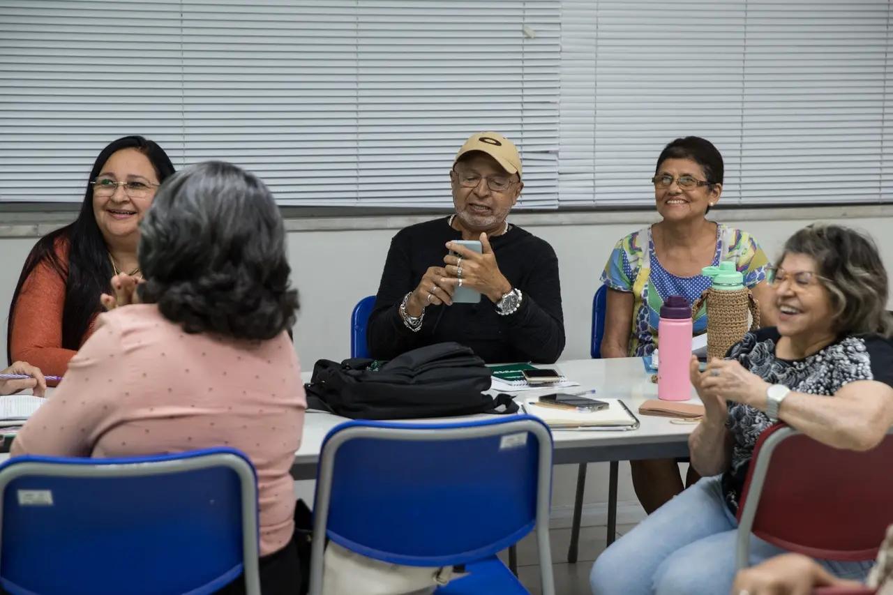 Grupo de pessoas em sala de aula.