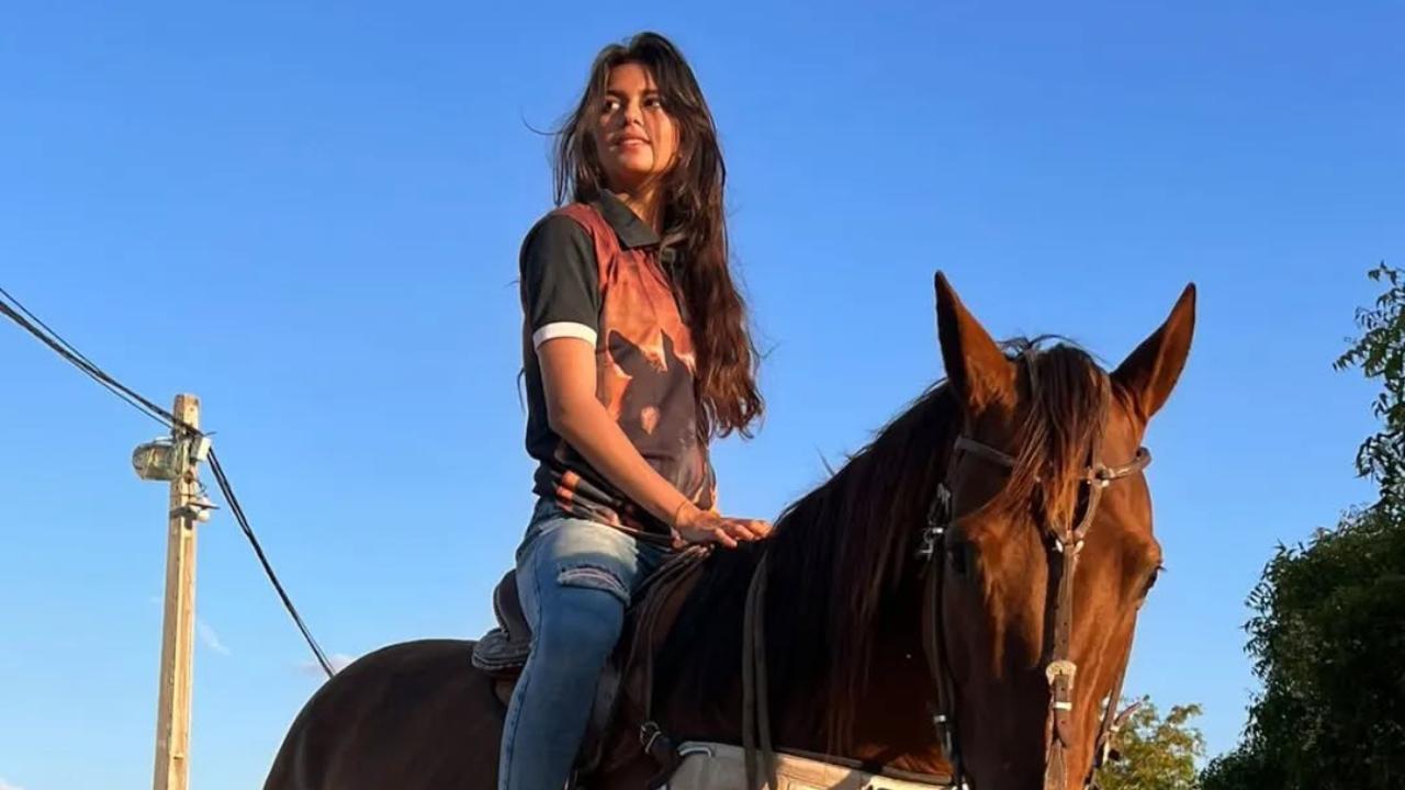 Jovem em cima de um cavalo