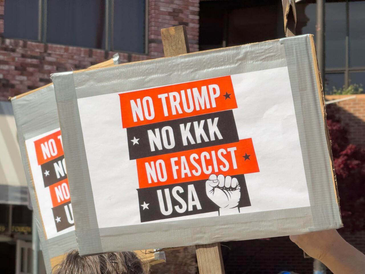 Placa de protesto com os dizeres em inglês 