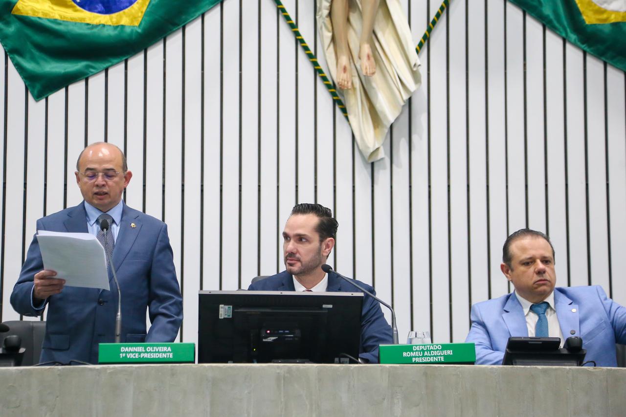 Foto mostra deputados durante a sessão da Alece
