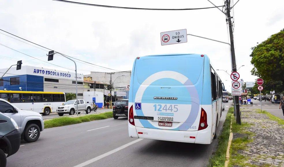 Imagem de um ônibus de Fortaleza para matéria sobre princípio de incêndio em ônibus.