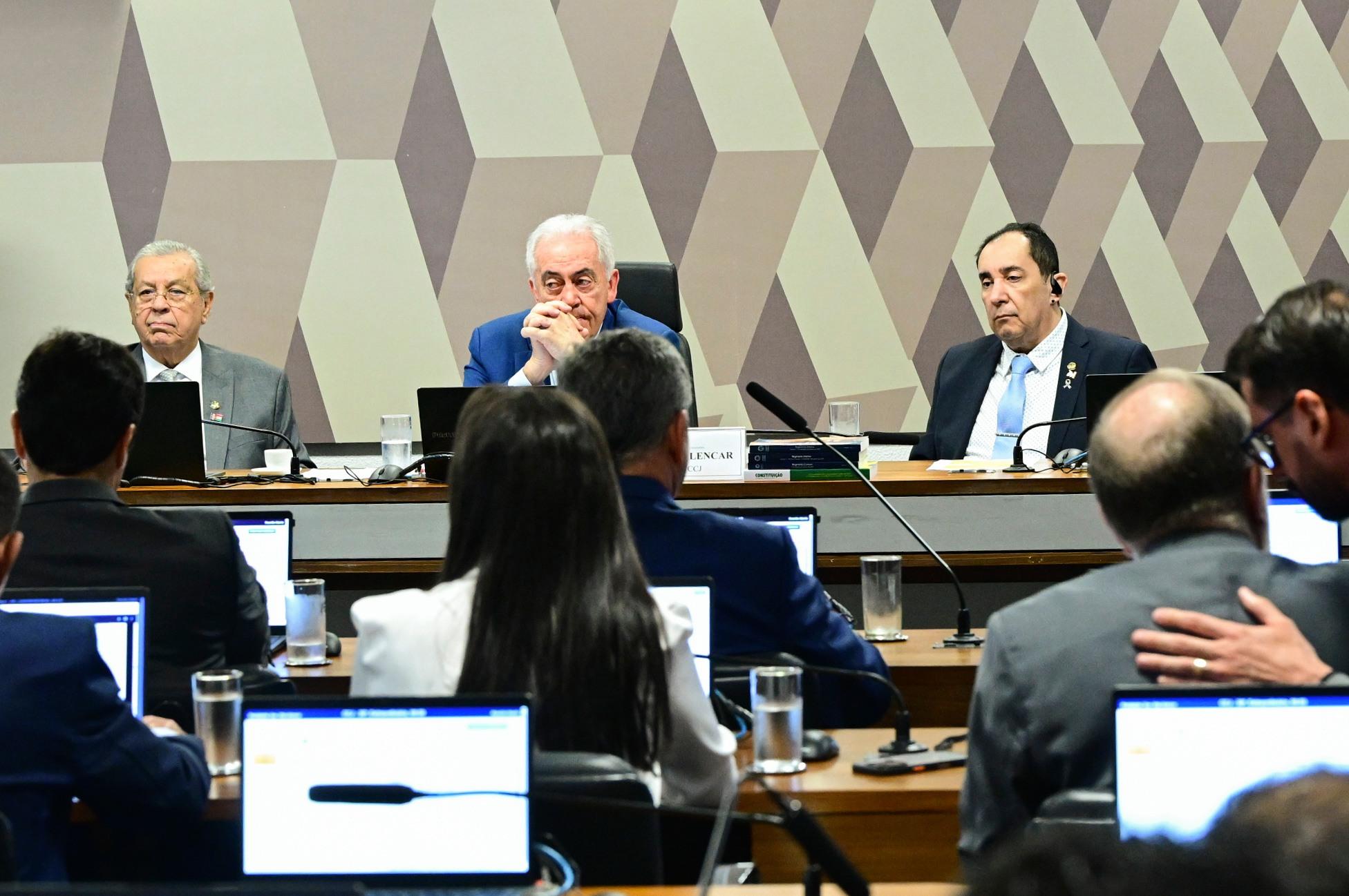 Foto da mesa do CCJ: senador Jayme Campos (União-MT); presidente da CCJ, senador Otto Alencar (PSD-BA); senador Jorge Kajuru (PSB-GO).