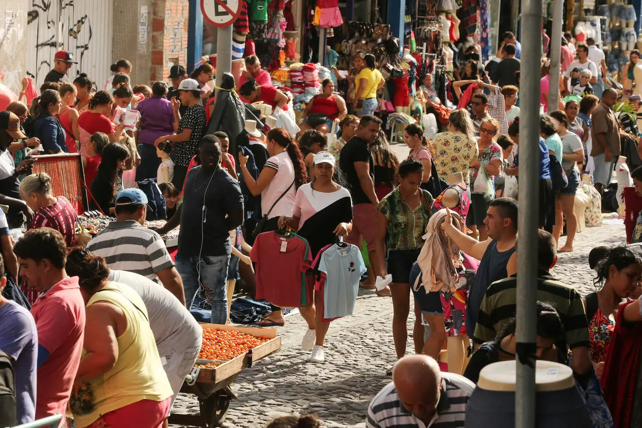 Movimentação da José Avelino, feira de comércio informal em Fortaleza
