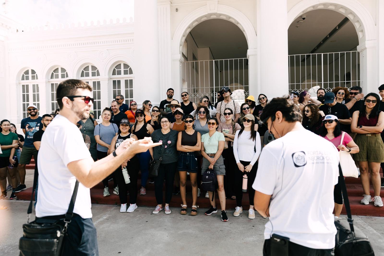 Grupo em parada na Praça da Estação, que foi cemitério antes da criação do São João Batista