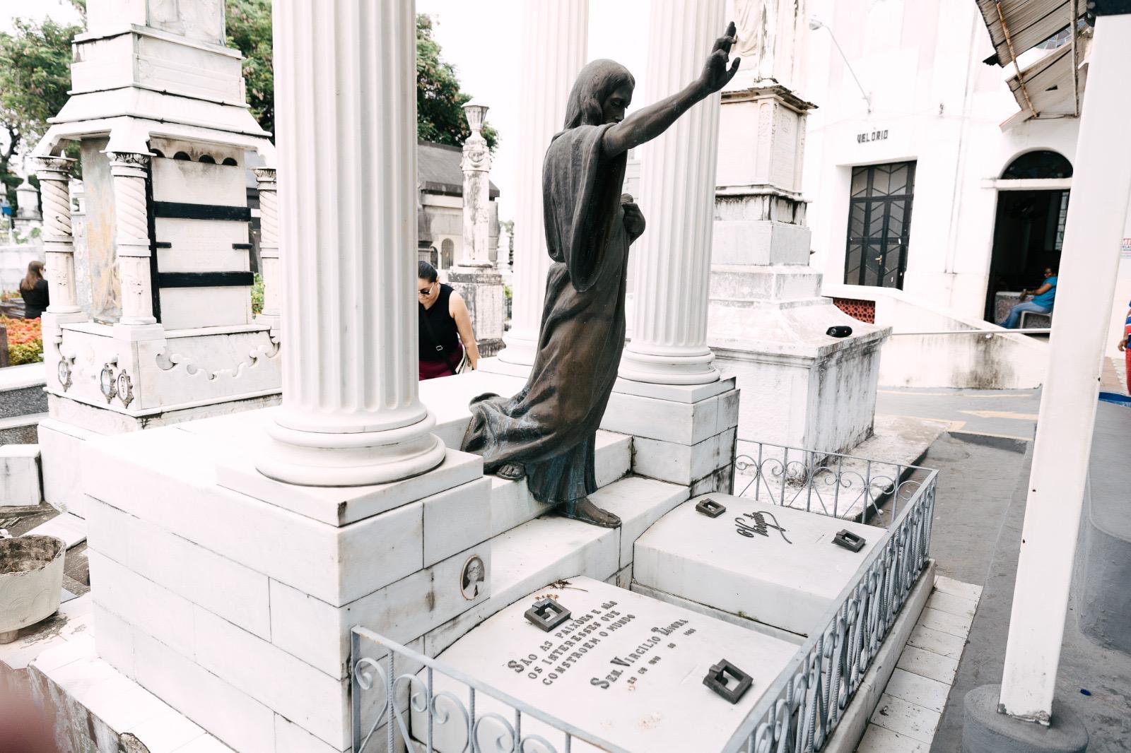 Túmulo de Virgílio Távora, no primeiro plano do cemitério