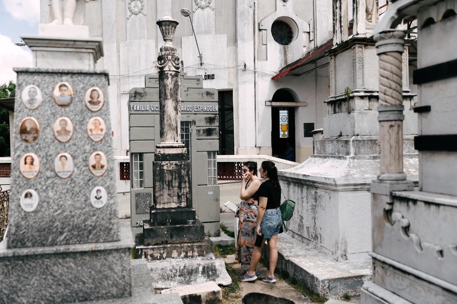 Sepulturas mais suntuosas ficam na entrada do cemitério