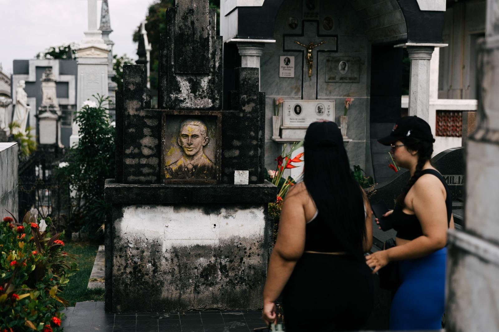 Túmulos são mantidos pelas famílias