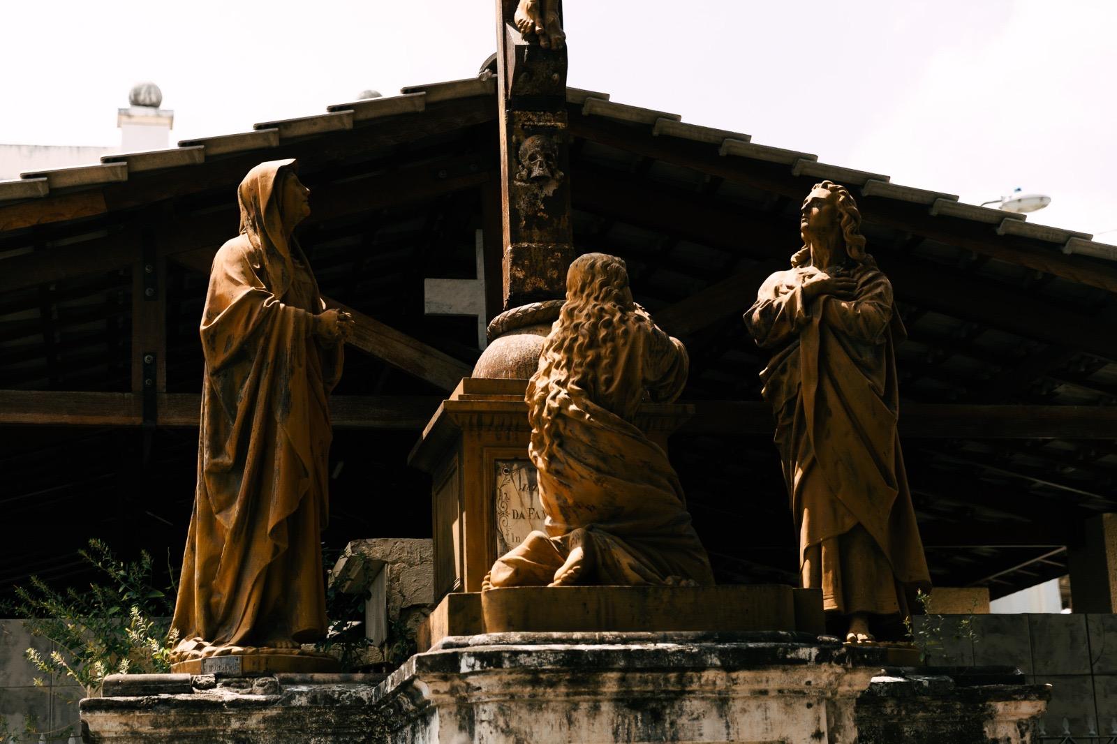 Sepultura da família do Barão e da Baronesa de Aratanha tem parte de sua estrutura corroída