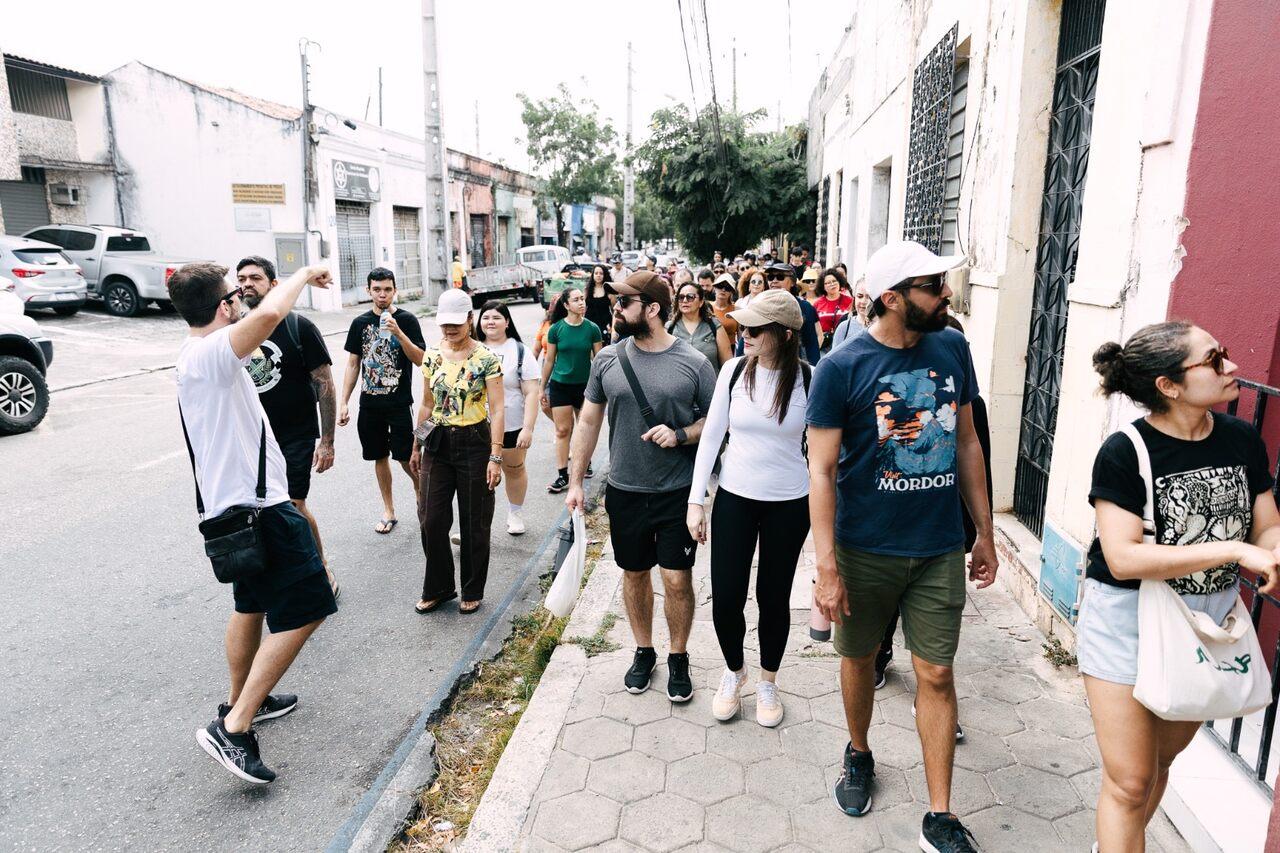 Trajeto a pé segue pela rua Castro e Silva