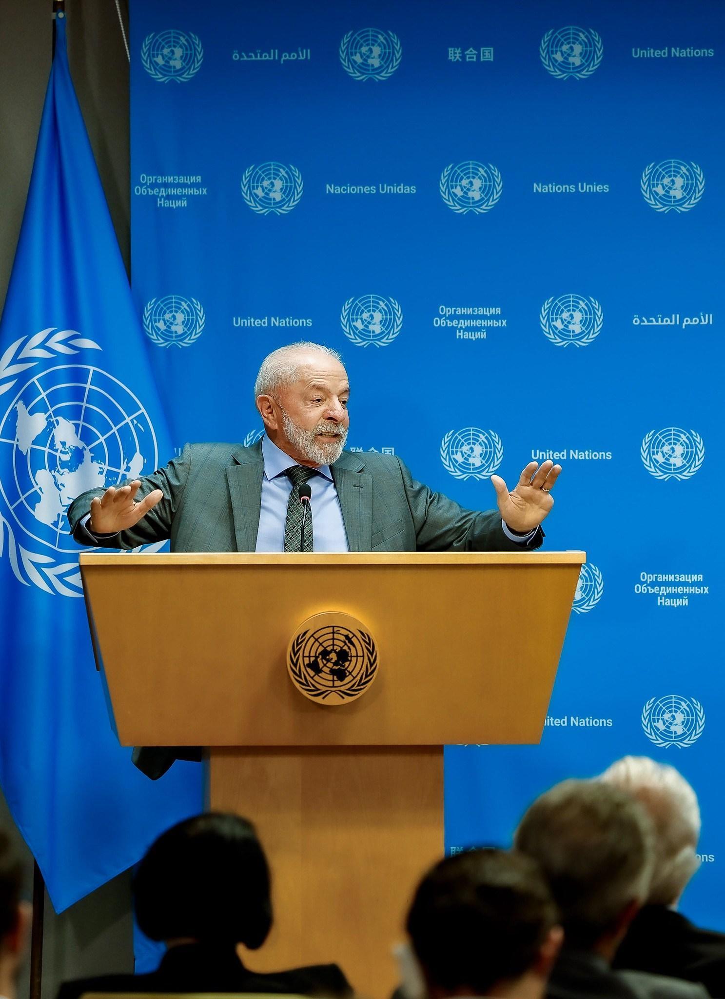 Imagem do Lula discursando na ONU classificando a PEC da Blindagem como equívoco histórico e vergonha nacional.