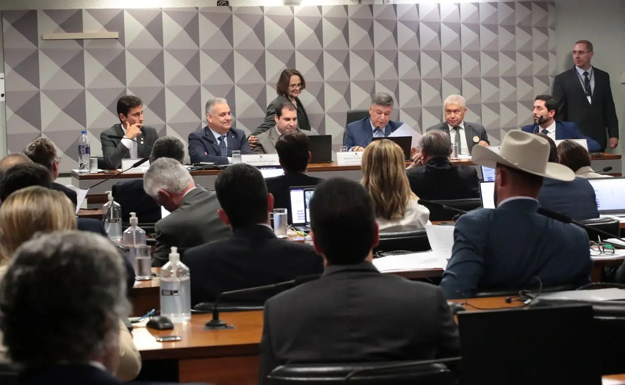 imagem de reunião da cpmi do INSS. na imagem, vários homens de terno sentados