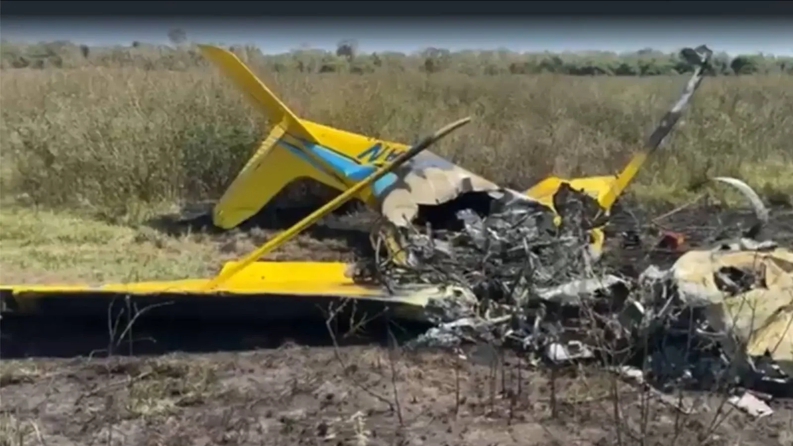 Imagem mostra como ficou avião que caiu no Pantanal após acidente, com detalhes da aeronave destruída e impacto visível na paisagem ao redor.