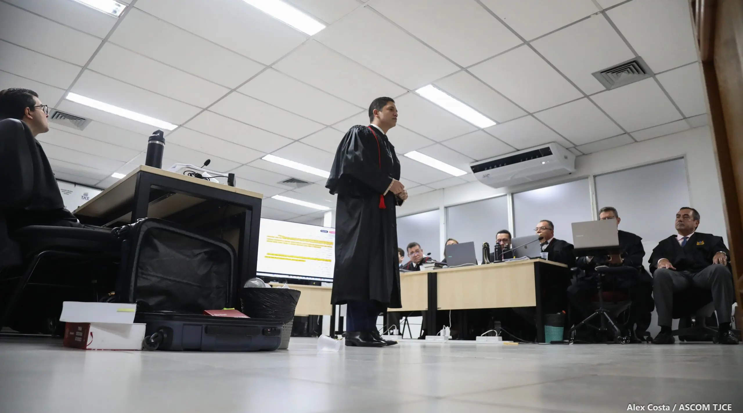 Promotores no julgamento da chacina do Cúrio para condenados PMs no TJ-CE tjce debates